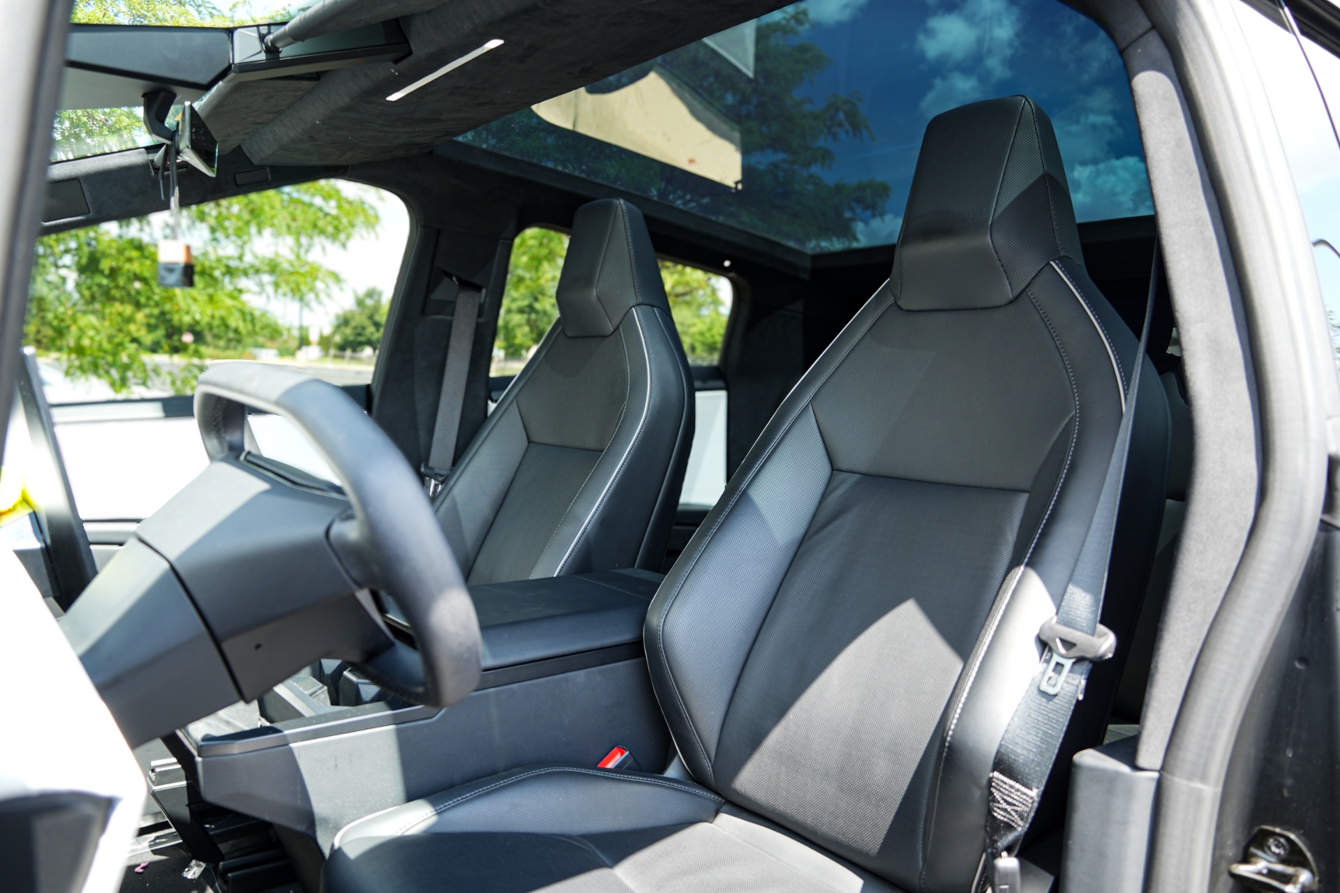 2024 Tesla Cybertruck Base - Photo 14