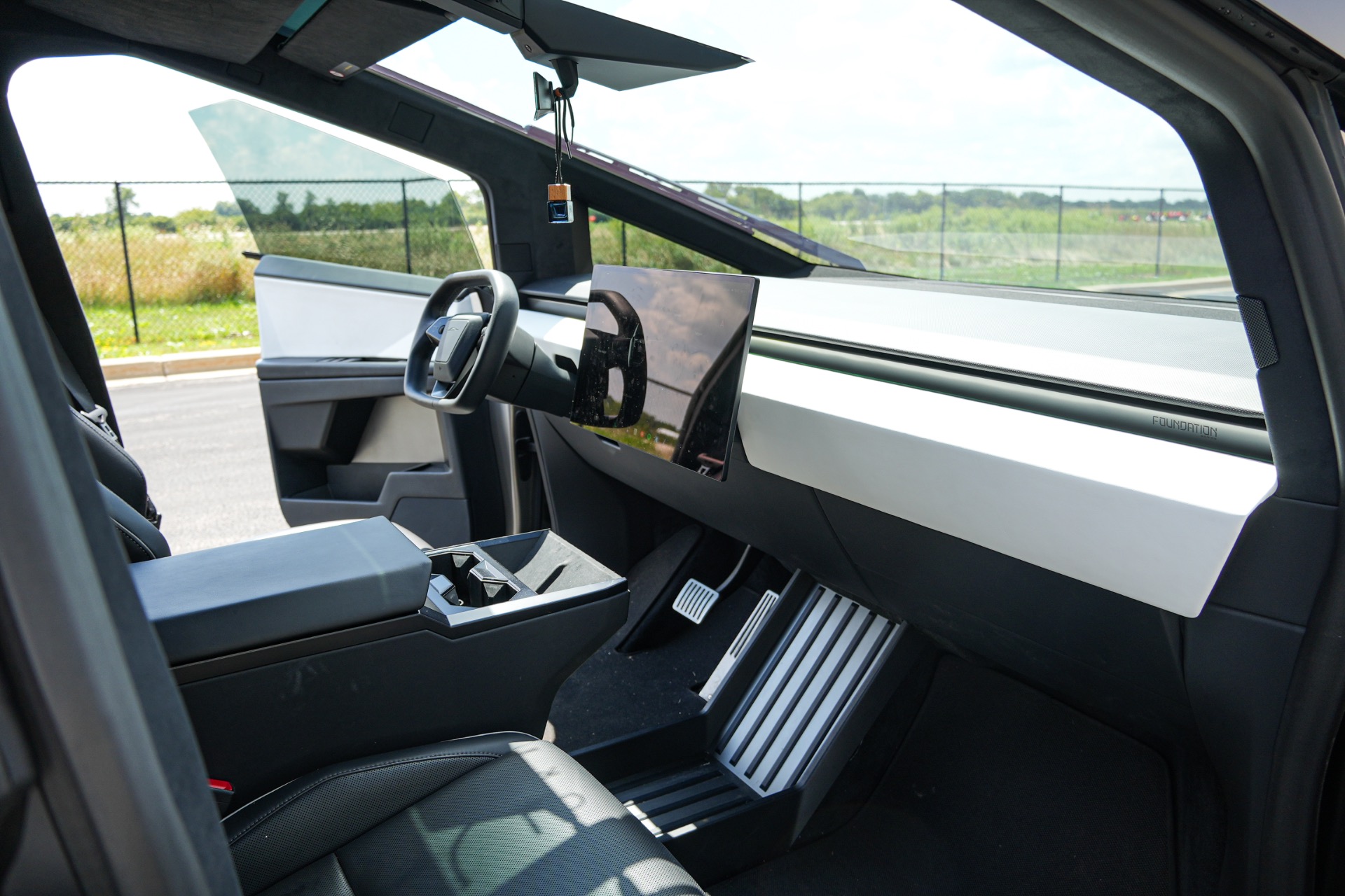2024 Tesla Cybertruck Base - Photo 17
