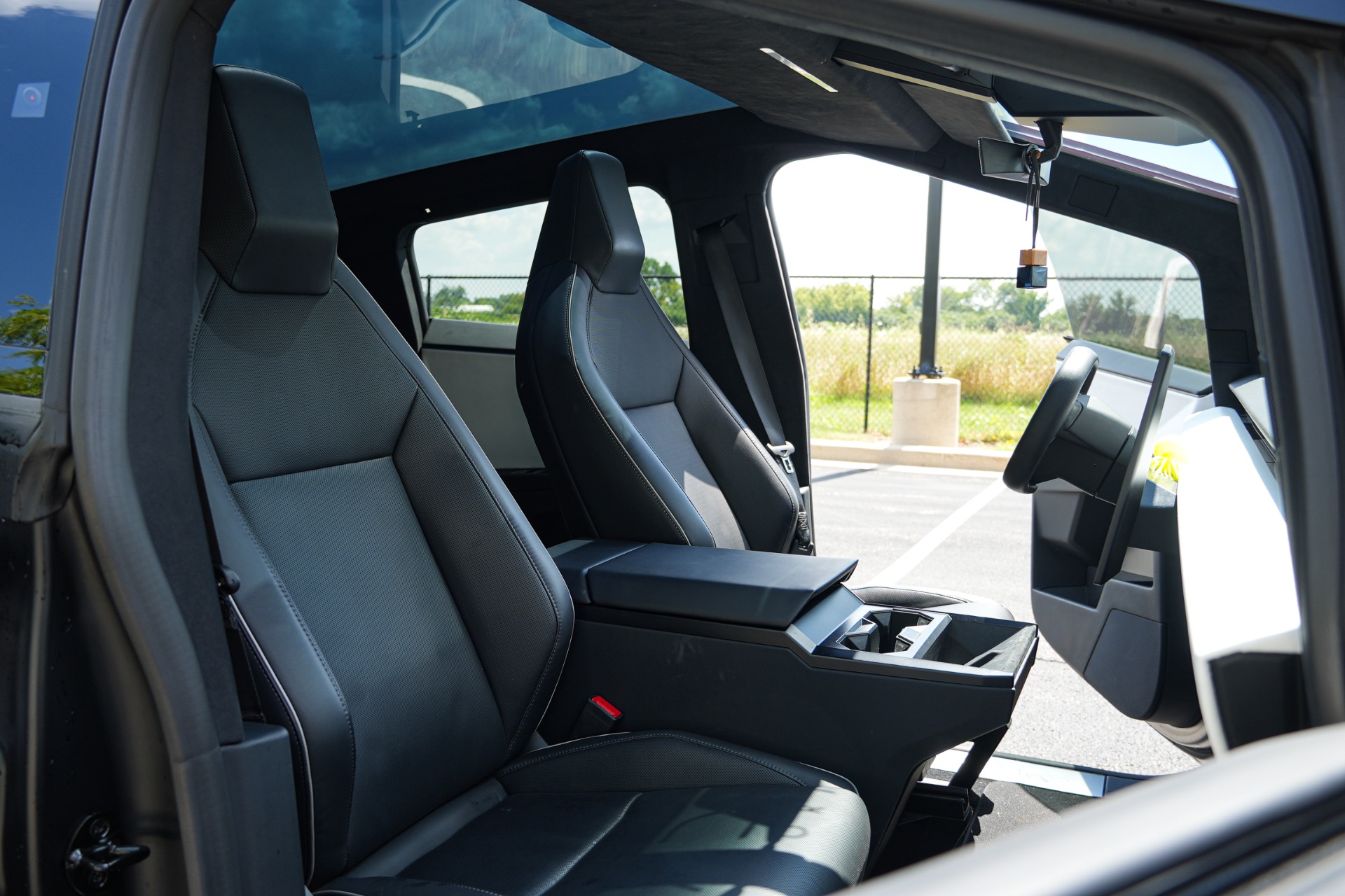 2024 Tesla Cybertruck Base - Photo 18