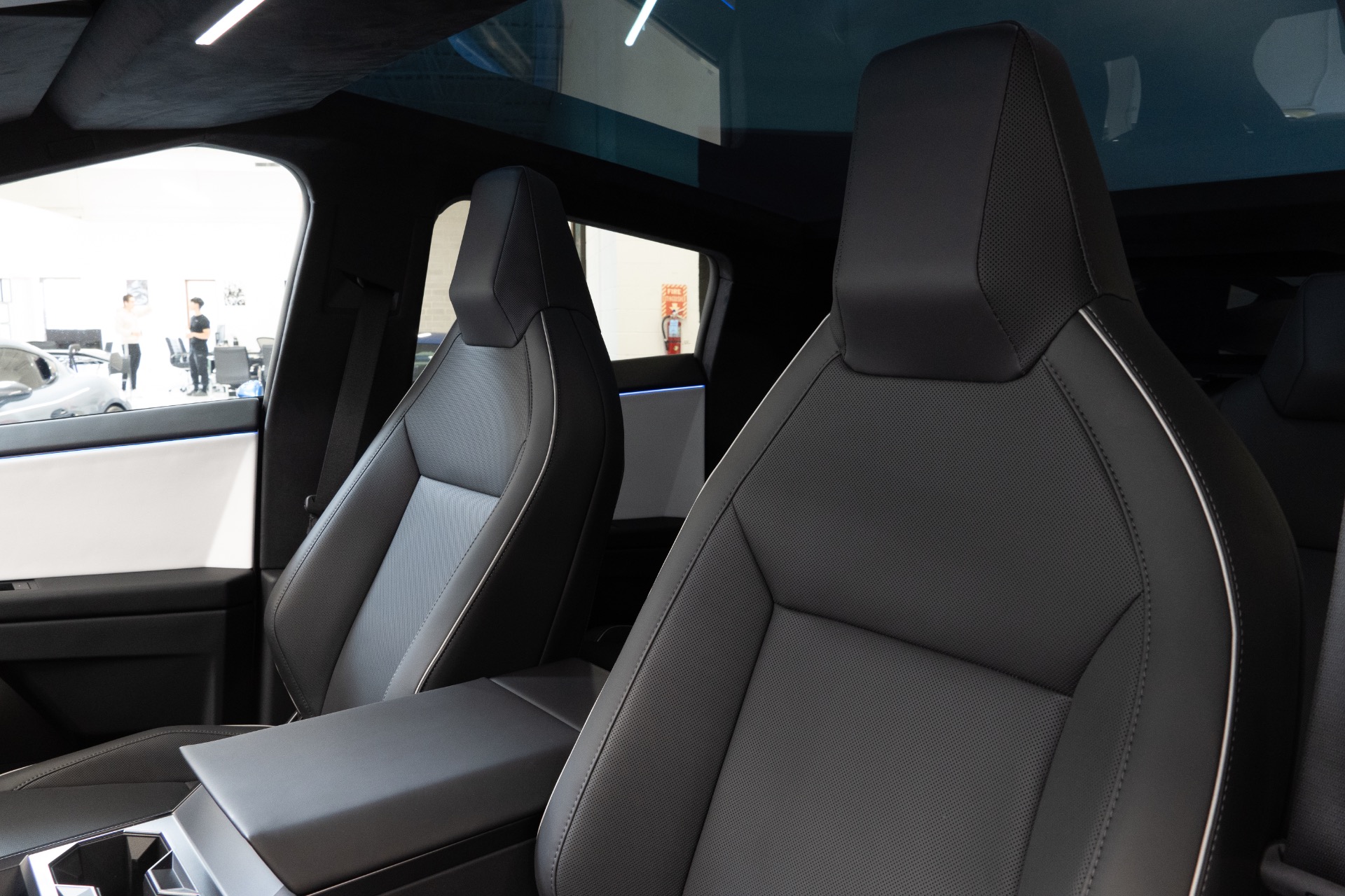 2024 Tesla Cybertruck Base - Photo 22