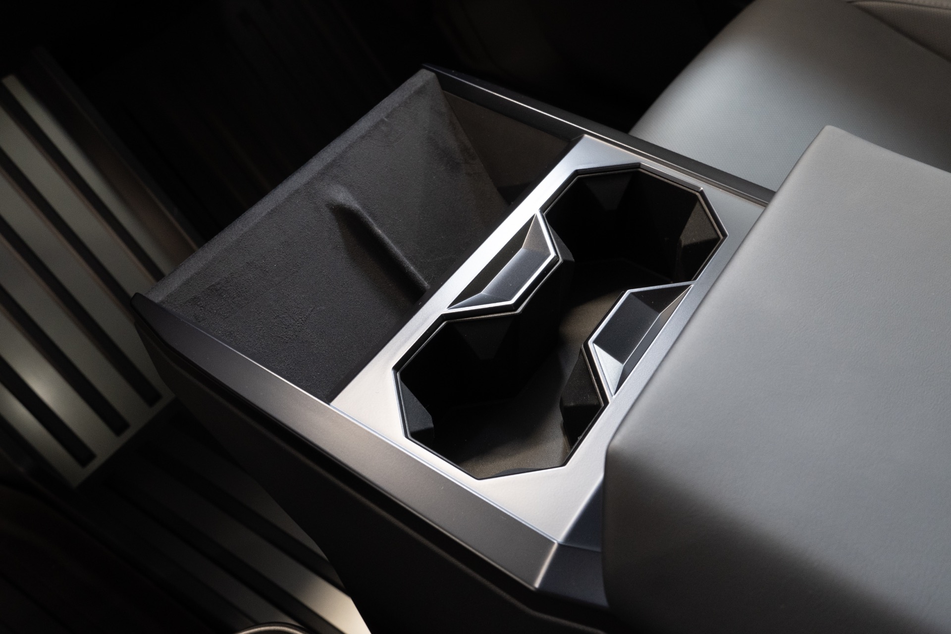 2024 Tesla Cybertruck Base - Photo 27
