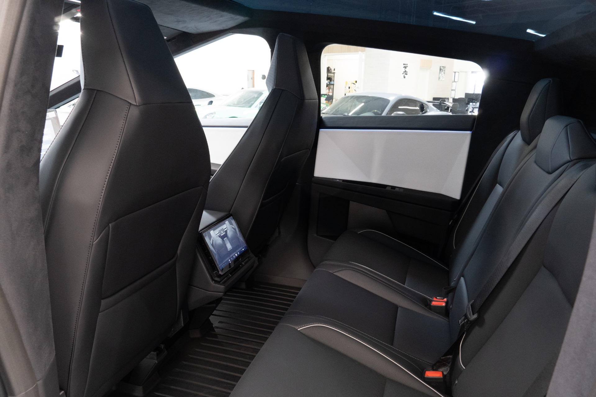 2024 Tesla Cybertruck Base - Photo 30