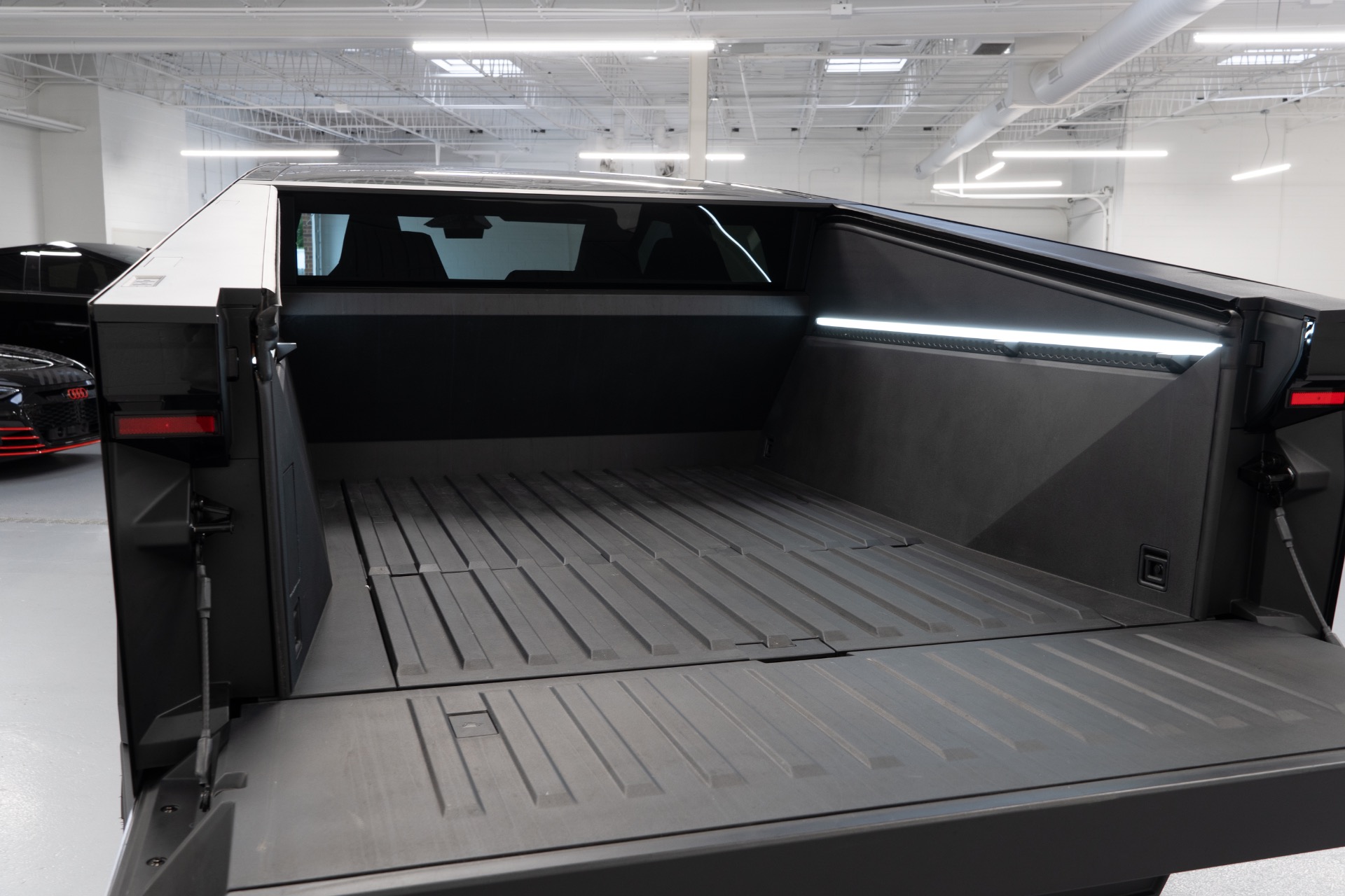 2024 Tesla Cybertruck Base - Photo 31