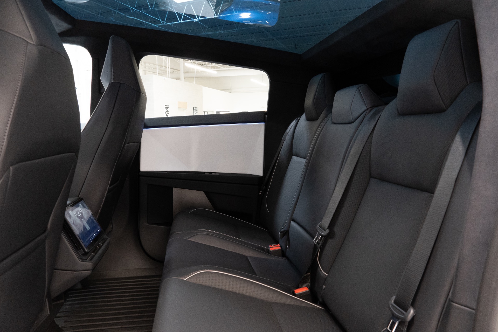 2024 Tesla Cybertruck Base - Photo 31