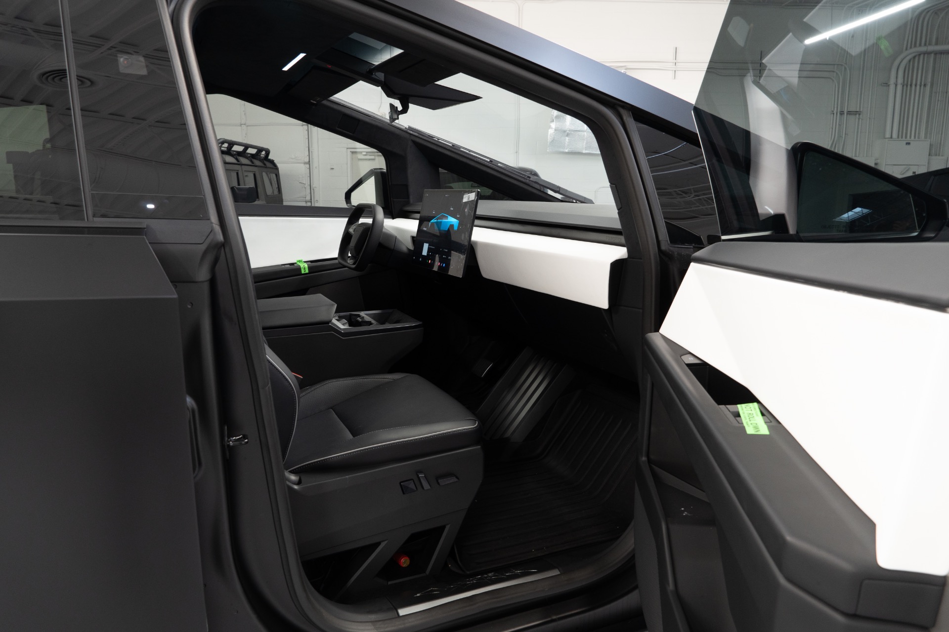 2024 Tesla Cybertruck Base - Photo 34