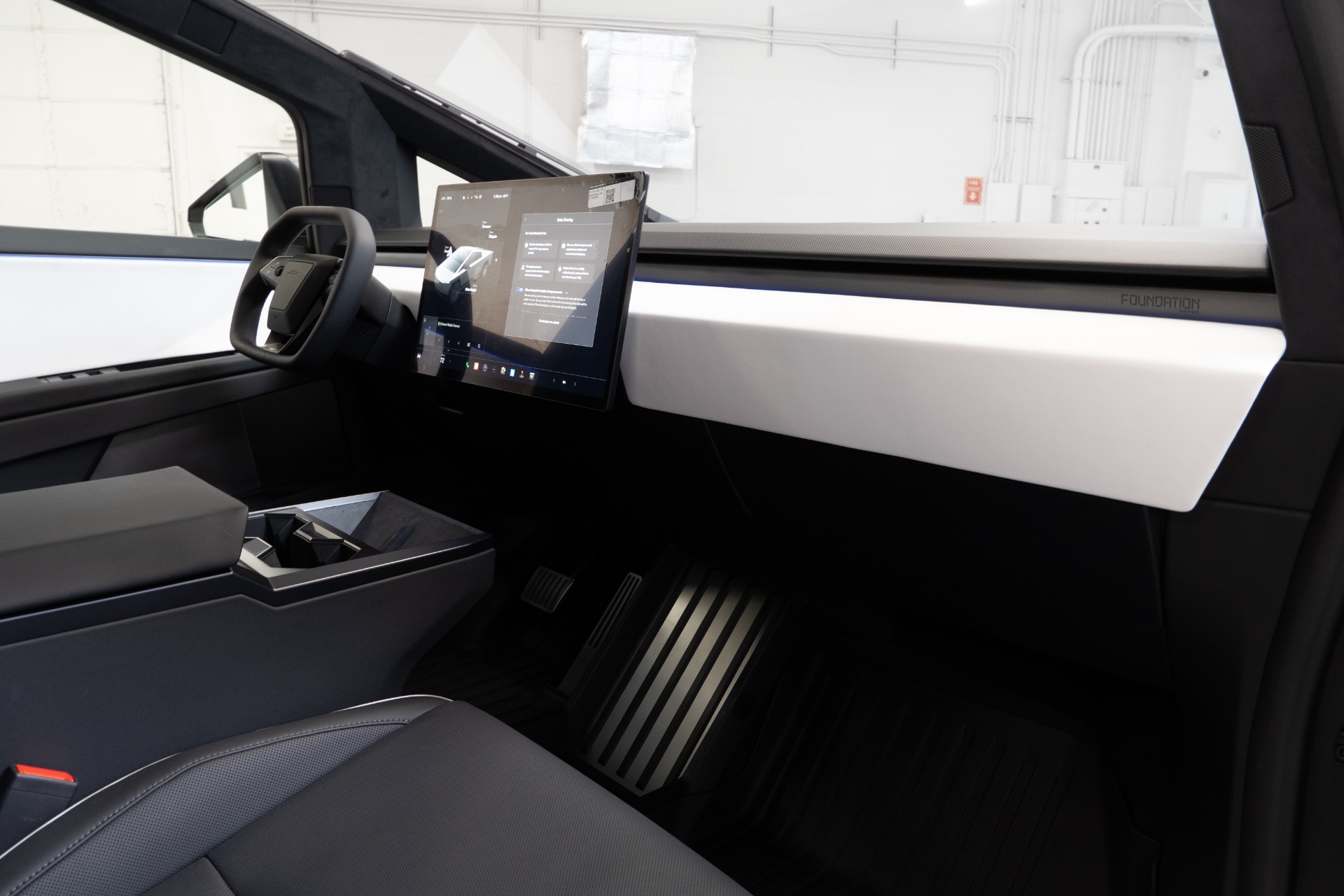 2024 Tesla Cybertruck Base - Photo 35
