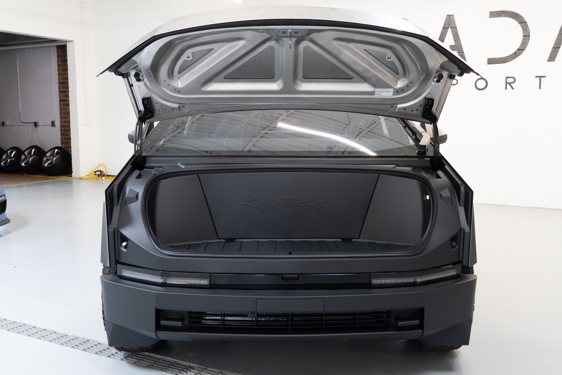 2024 Tesla Cybertruck Base - Photo 40
