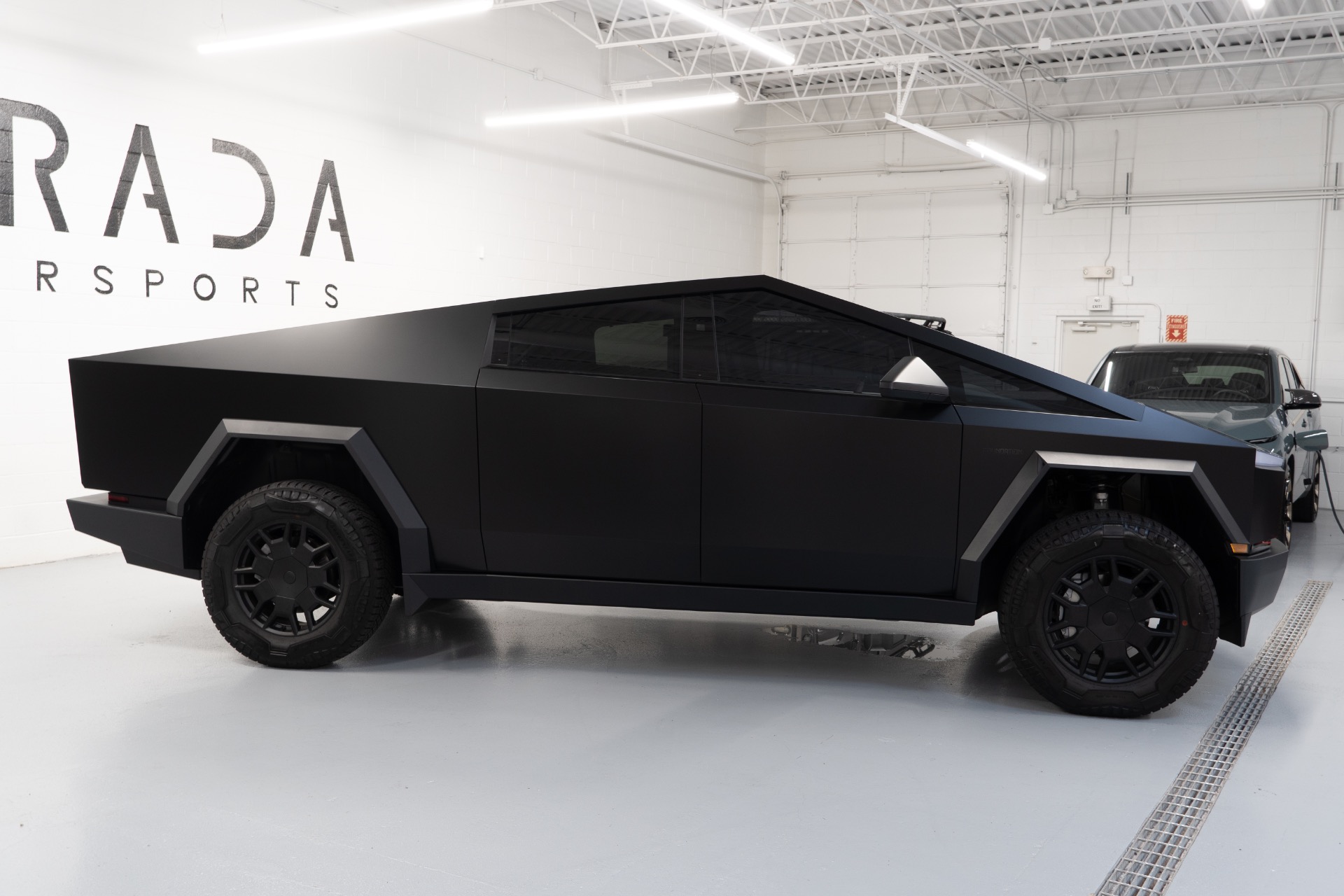 2024 Tesla Cybertruck Base - Photo 9