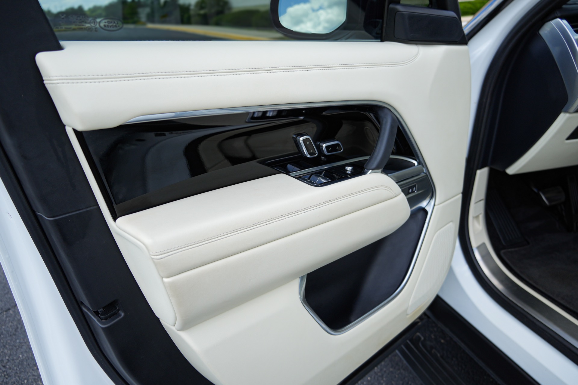 2024 Land Rover Range Rover SE - Photo 13