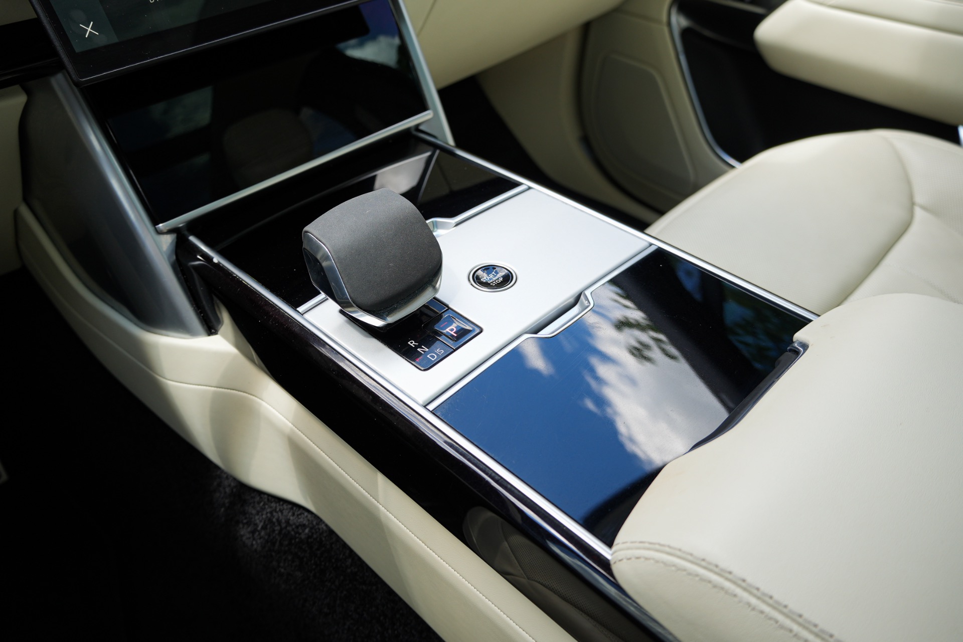 2024 Land Rover Range Rover SE - Photo 18